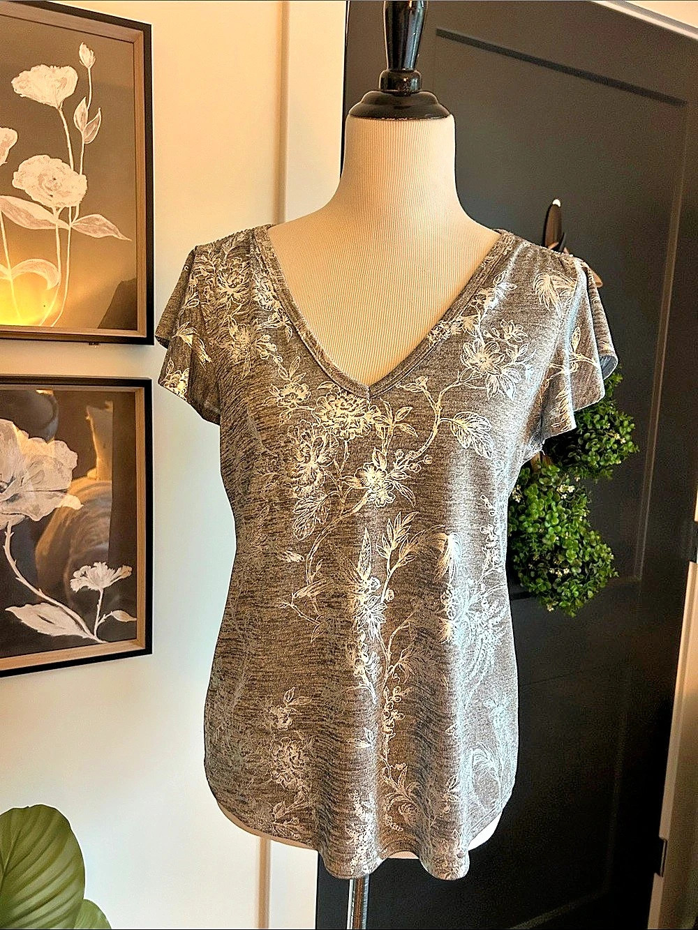 White House Black Market Floral Jacquard Blouse in Gray & silver Size Medium